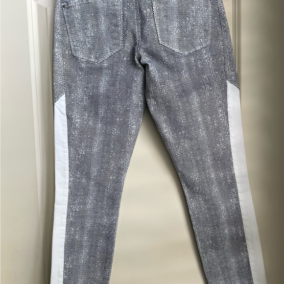 Black and White DKNY Jeans - Picture 8 of 8